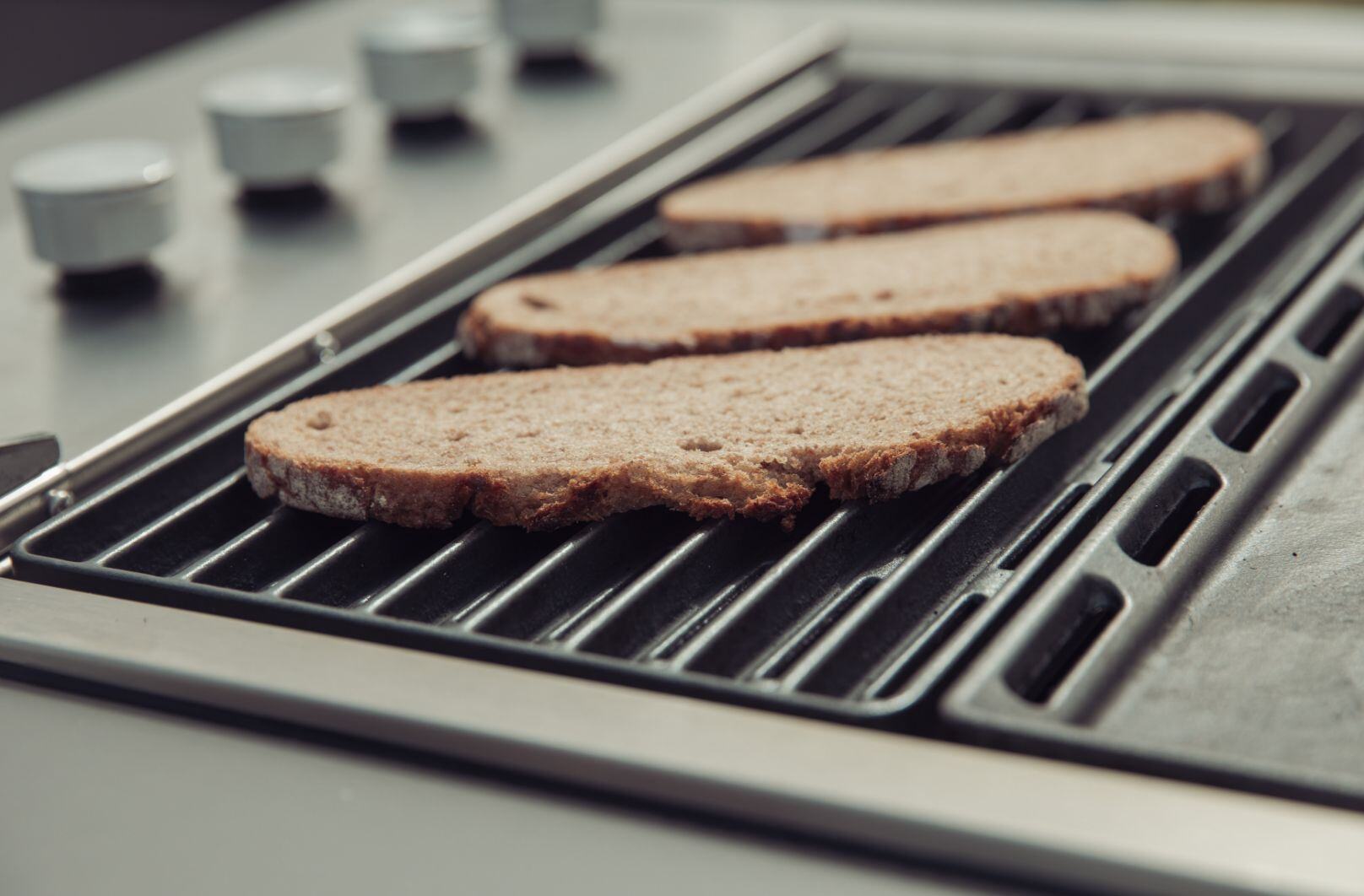 Brot rösten auf dem Gasgrill
