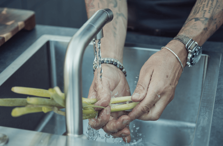 Spüle als wichtiges Element bei der Planung einer Outdoorküche von maet black Lauchzwiebel werden gewaschen