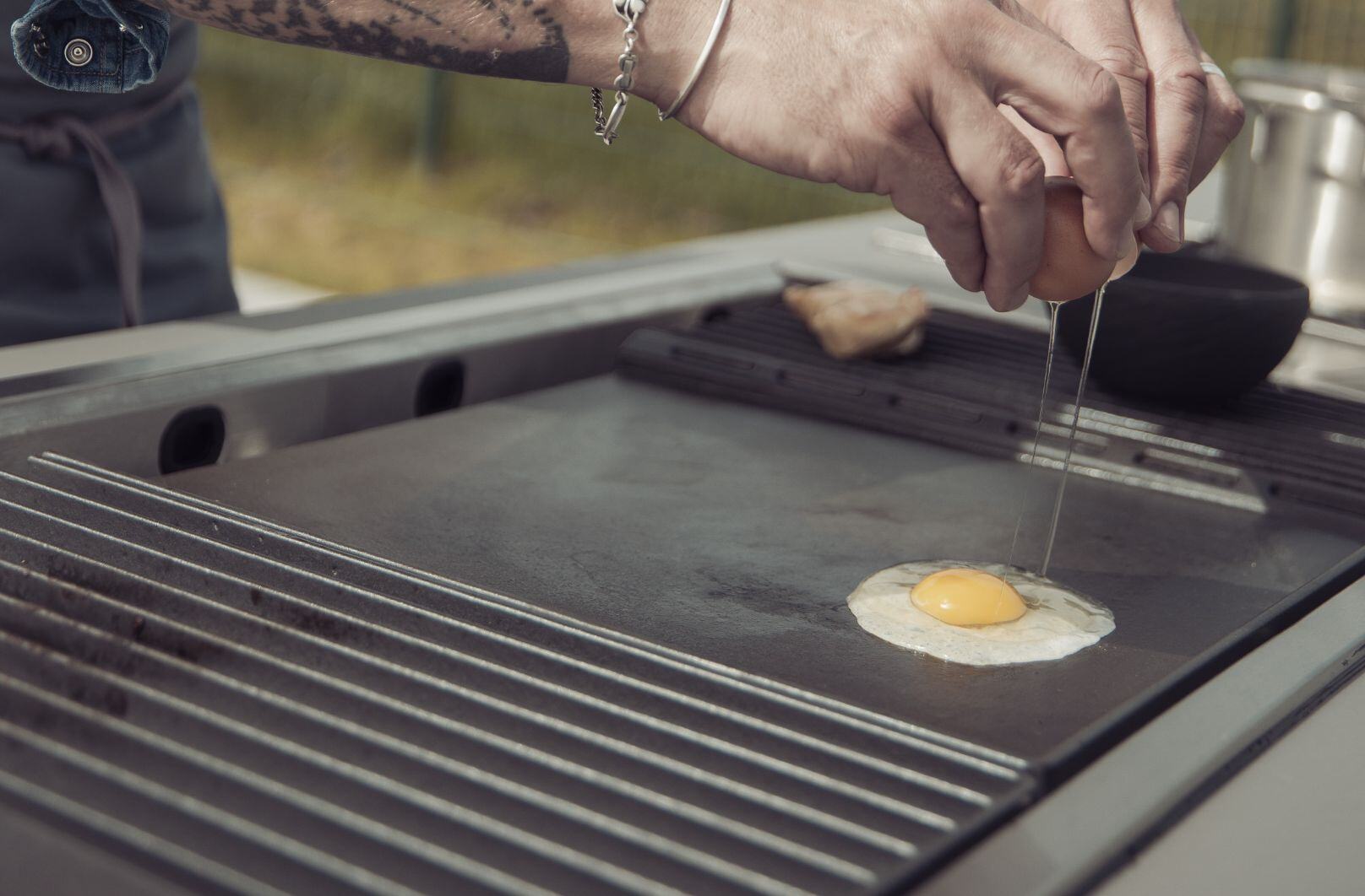 Spiegelei auf der Plancha (Gasgrill) als Einbaugrill in der Outdoorküche