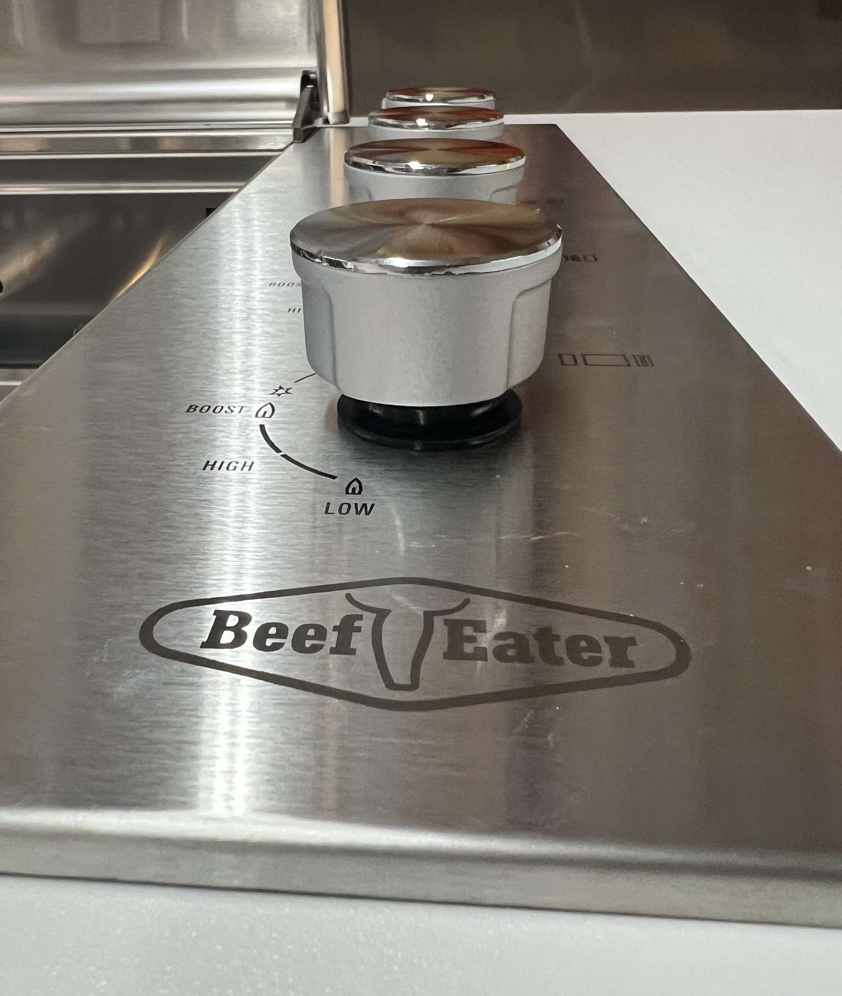 Integration eines BeefEater-Grills in eine maet black Outdoorküche