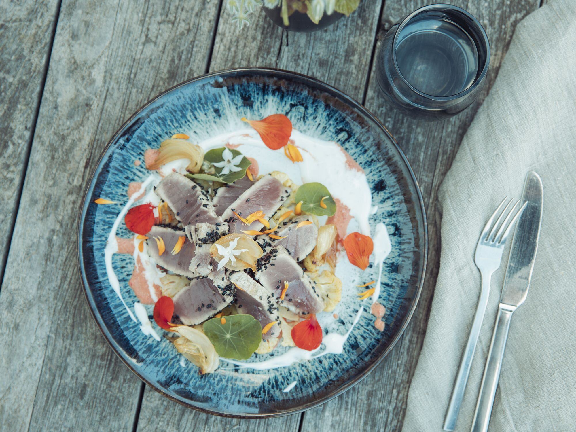 Thunfisch mit gegrilltem Blumenkohl, HotChili Paprika-Dip und Limetten ... Thunfisch mit gegrilltem Blumenkohl, HotChili Paprika-Dip und Limetten ...